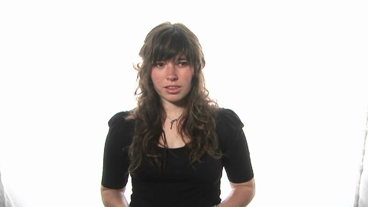 카메라로 사진을 찍는 여자 2