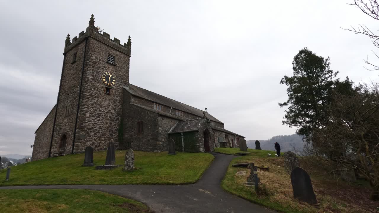 hawkshead에 있는 세인트 마이클 앤 올 엔젤스 교회, 들판과 방목하는 양을 보여줌, 영국 컴브리아