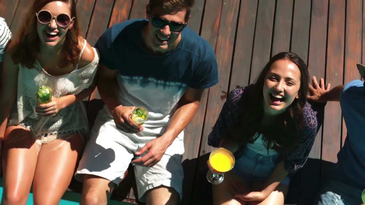 amigos felices bebiendo cócteles