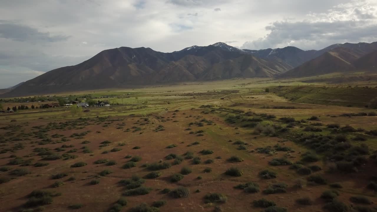 Un volo sopra una terra desertica verso la catena montuosa durante una cupa giornata invernale