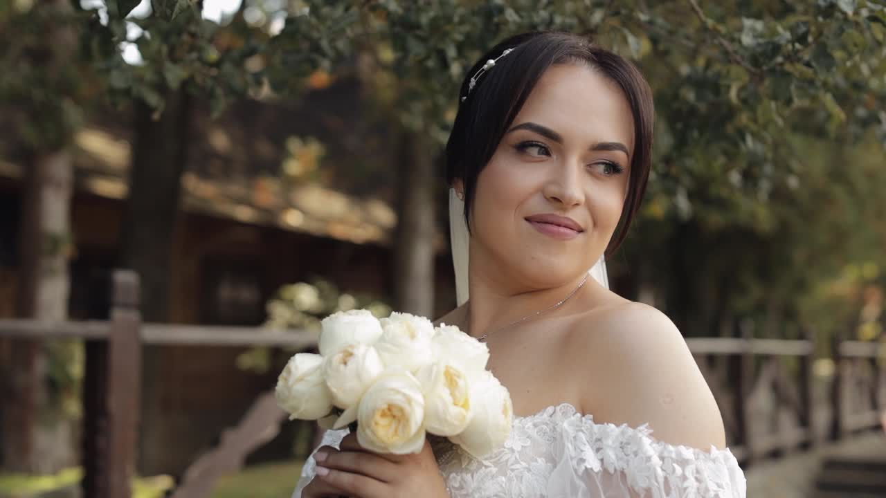 Hermosa novia con un vestido blanco y un ramo de flores