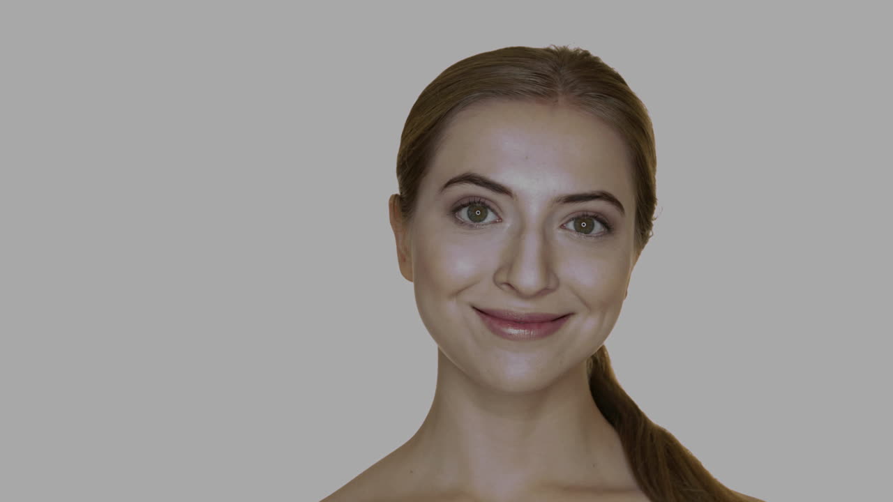 retrato de una joven mujer sonriente sobre un fondo blanco, de estudio con espacio de copia