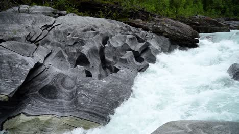 Agua-Que-Corre-Por-El-Río-En-Marmorslottet,-Noruega