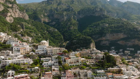 Antenne:-Rückwärtsaufnahme-Von-Positano-An-Der-Amalfiküste,-Italien-An-Einem-Sonnigen-Tag