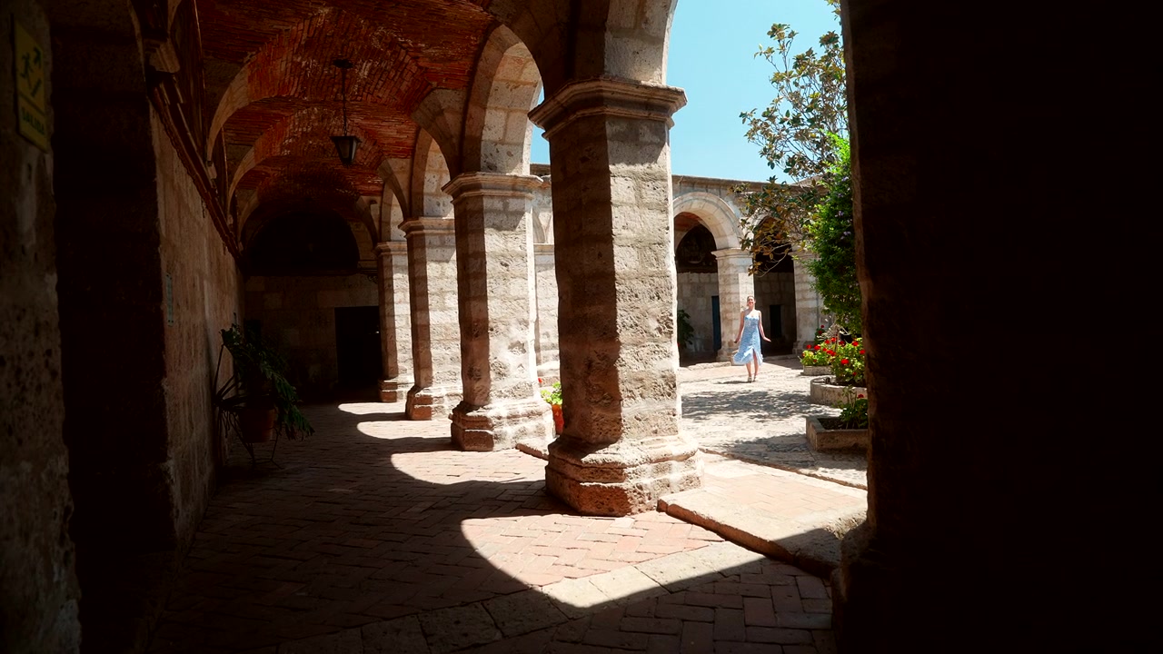 Antico Cortile in Pietra, Giovane Turista Donna, Monumenti Religiosi Storici, Monastero di Santa Catalina, Arequipa Perù.