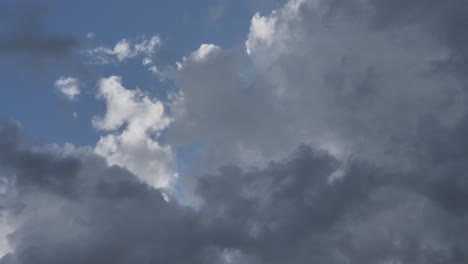 Nubes-De-Lluvia-Al-Atardecer.-Las-Nubes-De-Trueno-Se-Mueven-Rápidamente