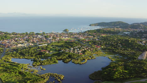 Toma-Aérea-De-La-Costa-De-Buzios,-Brasil,-Temprano-En-La-Mañana