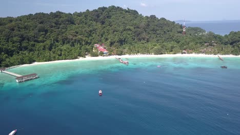 imágenes de drones de la isla de malasia