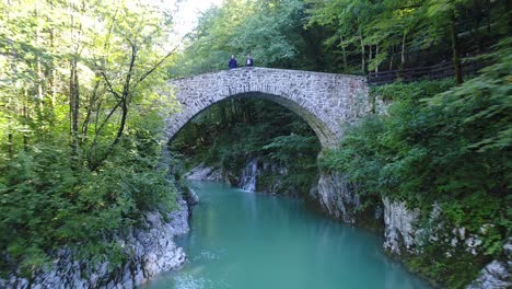 toma de un dron de un puente sobre un puente colorido, 4k uhd