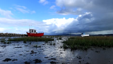 Morecambe-Bay-Fischerboote-Mit-Wütendem-Himmel