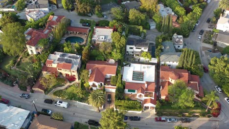 vista aérea volando sobre casas de lujo