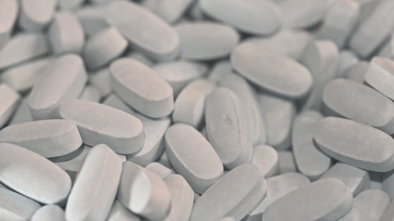 마약 판매로 알려진 집에서 발견된 지하 실험실 압축 마약