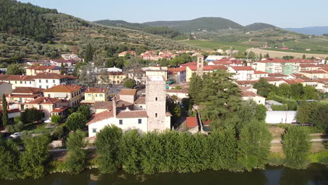 vista aérea de la ciudad de le sieci verdes colinas cubiertas de viñedos, provincia de toscana, italia