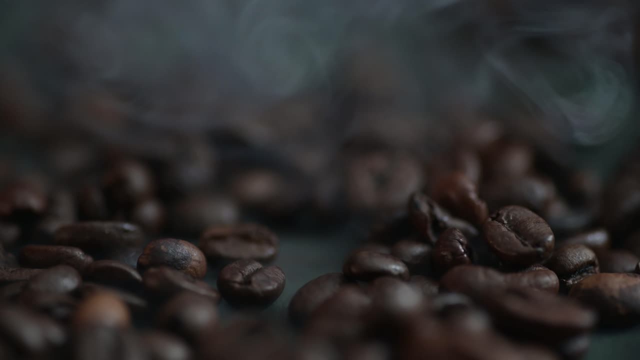 vertiendo a mano granos de café calientes y humeantes