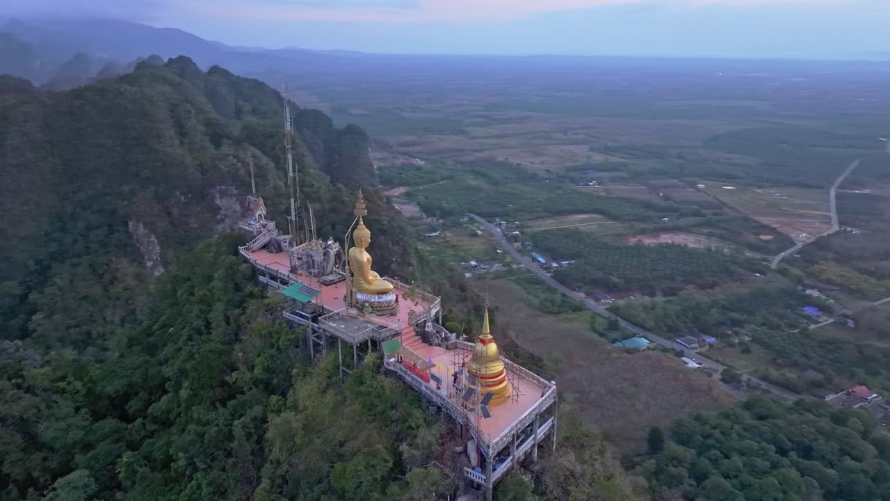 Bình minh hé lộ tượng Phật vàng cao trên phong cảnh Krabi, Thái Lan