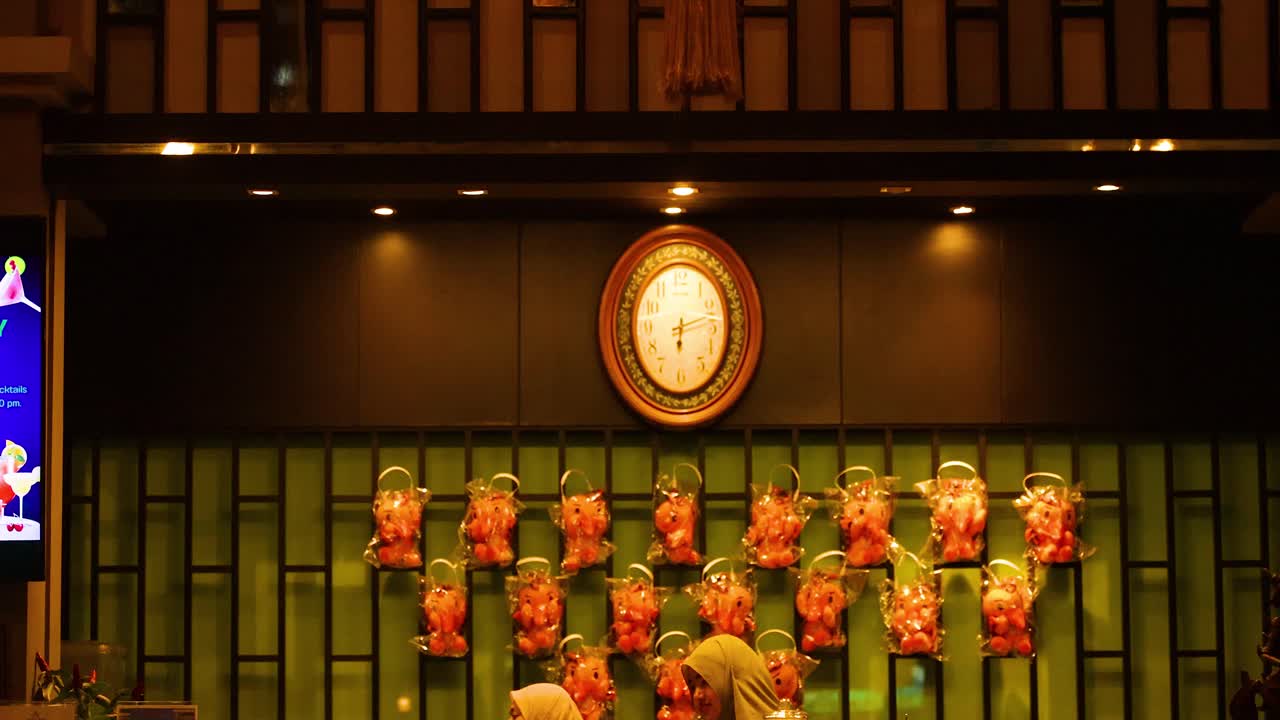 크라비 호텔 로비의 우아한 조명과 장식