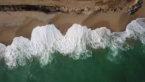 Schöne-Luftaufnahme-Einiger-Wellen-An-Der-Spanischen-Küste-An-Einem-Sonnigen-Tag