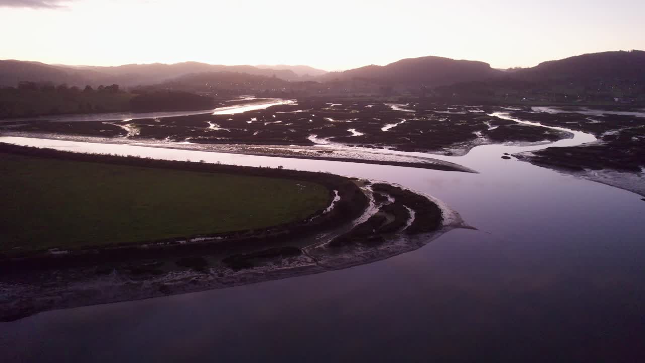 낮은 조류, 강, 해안 습지, 진, 평평한 채널, 해가 지는 스페인, 공중 4k