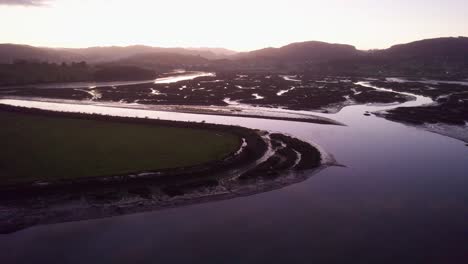 Marea-Baja-Humedales-Costeros-Fluviales-Canales-Planos-De-Barro-Al-Atardecer-España-Aérea-4k