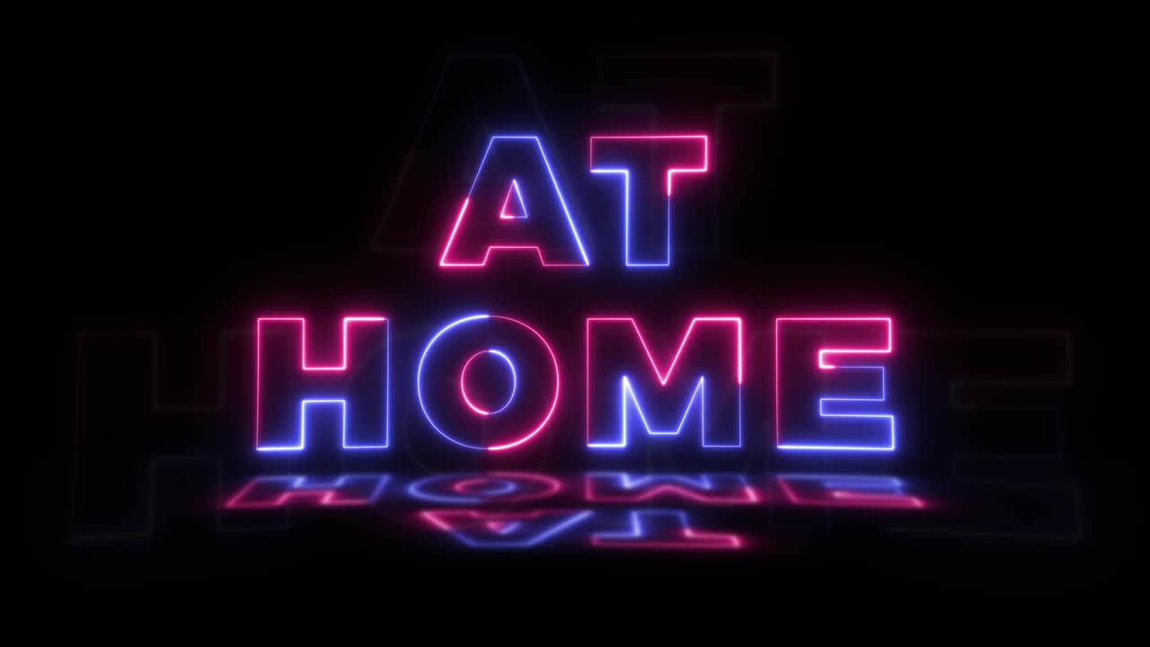 neón brillante palabra "en casa" en un fondo negro con reflejos en un piso. signos de brillo de neón en gráfico de movimiento de bucle sin costuras