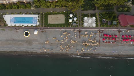 Vista-Superior-Del-Hotel-Y-Resort-Frente-Al-Mar-Con-Sombrillas-En-La-Playa-De-Arena