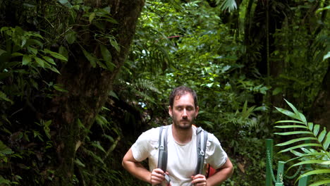 mochileros caminando solos en el bosque profundo selva ruta de senderismo explorando centroamérica selva tropical viaje destino de vacaciones en costa rica