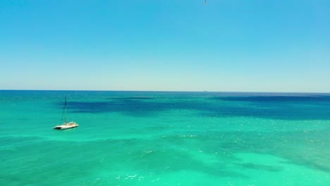 View-of-Punta-Cana's-turquoise-ocean-as-a-boat-glides-over-the-waves,-with-the-horizon-in-the-background