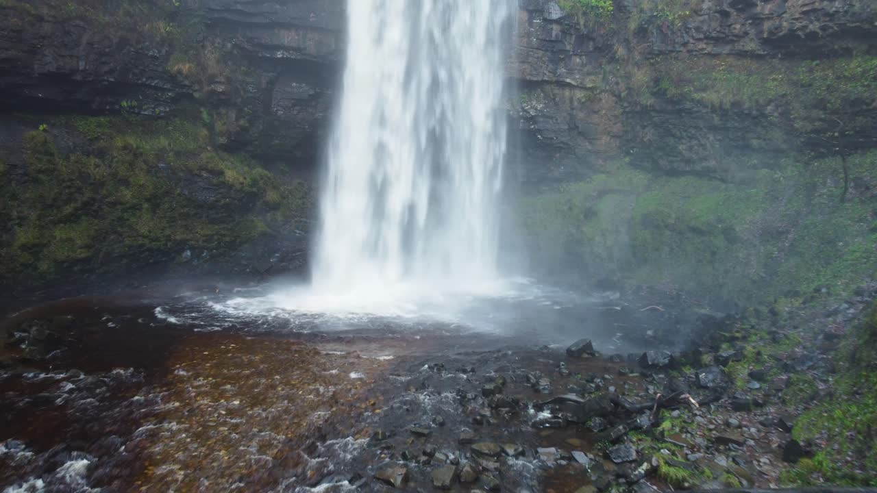 극적인 폭포 4k의 느린 밀기 공중 드론 샷