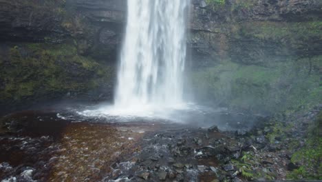 disparo de dron aéreo de empuje lento de cascada dramática 4k