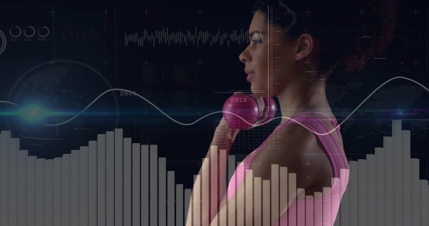 Video verticale: Donna che fa curl con la parte superiore del corpo sollevando pesi rosa in studio con indicazioni fitness HUD, spazio per il testo