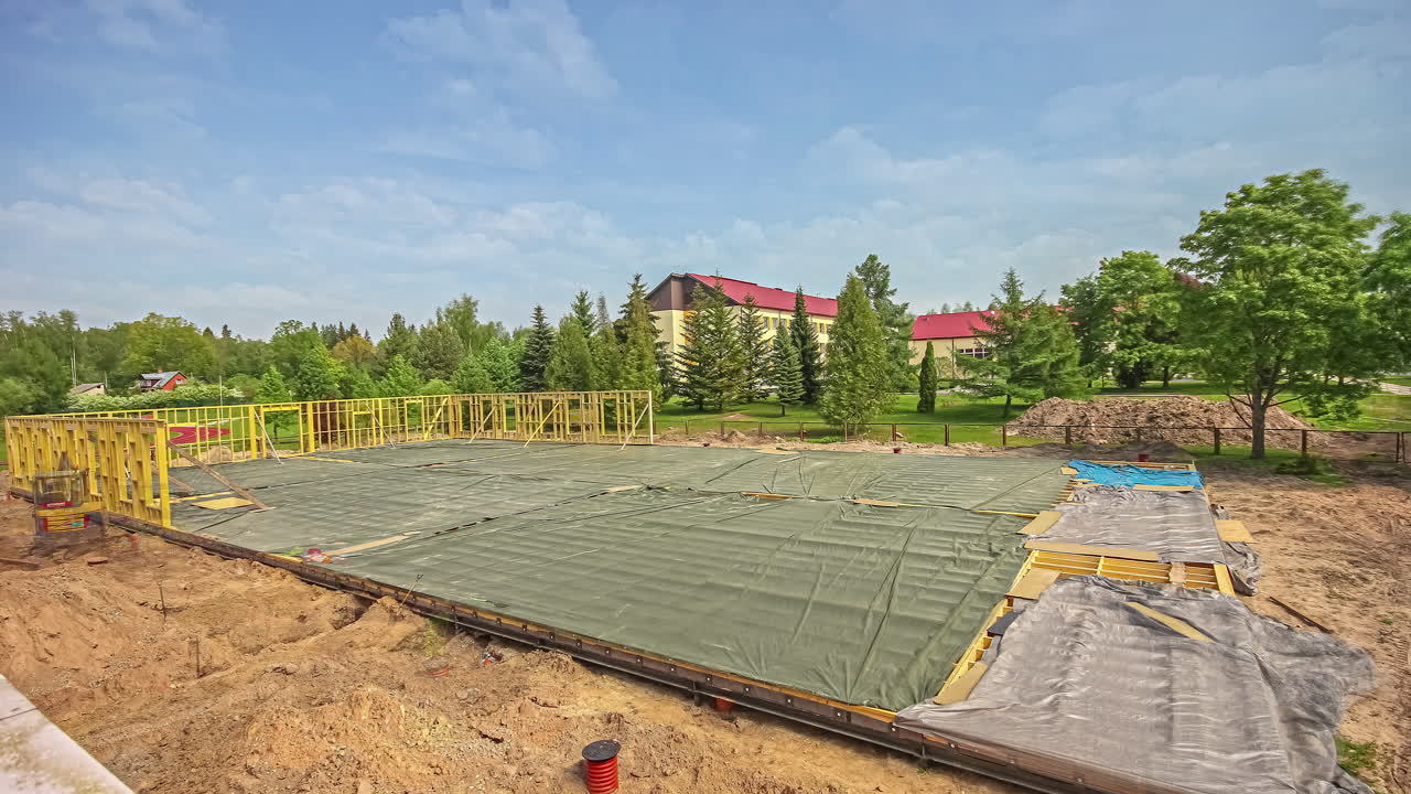 lapso de tiempo de varios días de un gran sitio de construcción mientras se levanta el marco de madera