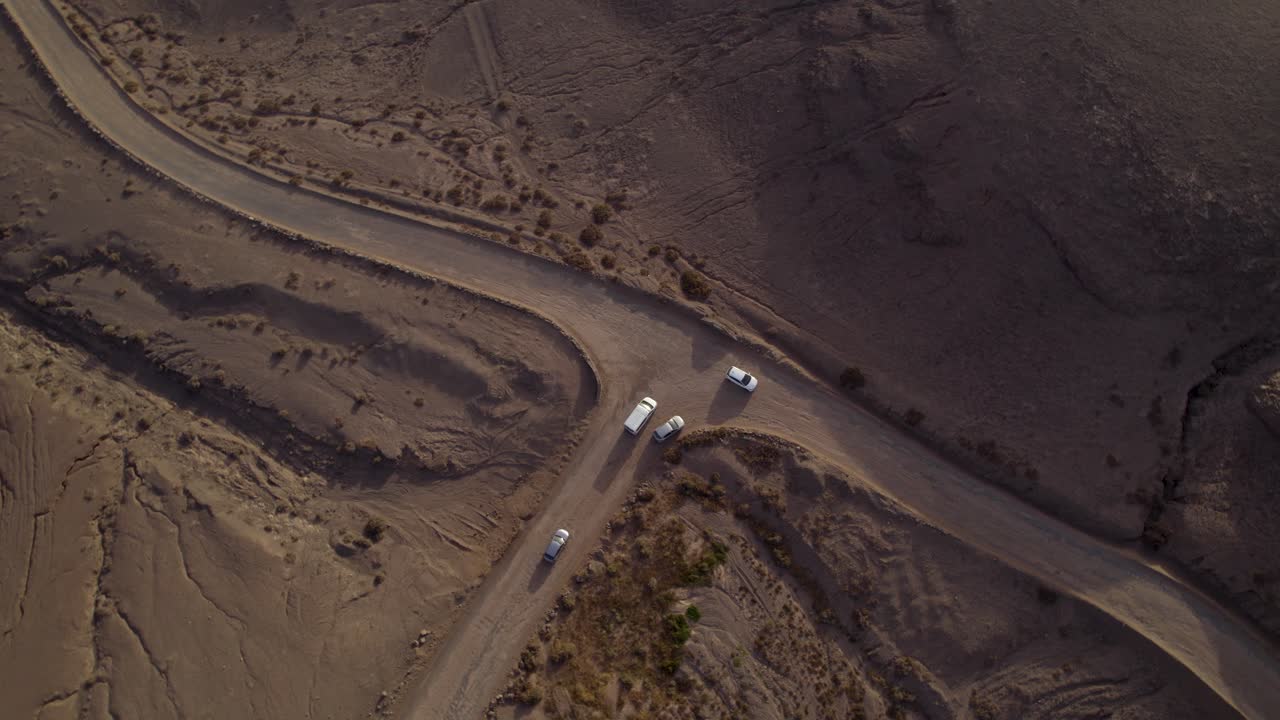 toma aérea de autos y cruce de caminos en el desierto