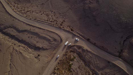 Toma-Aérea-De-Autos-Y-Cruce-De-Caminos-En-El-Desierto