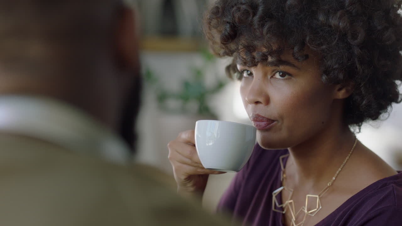 mujer hermosa en un café hablando con una amiga bebiendo café mujer afroamericana disfrutando de una conversación relajada charlando juntos socializando en el restaurante tienda de cerca