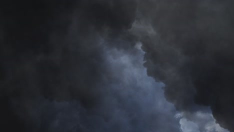 Blitzeinschläge-In-Dunklen-Wolken