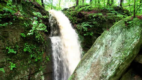 Eine-Vergrößerte-Aufnahme-Von-Kaskadenfällen-Zwischen-Blättern-Und-Moosbedeckten-Felsbrocken-Im-Nelson-Ledges-State-Park-An-Einem-Wunderschönen-Herbsttag