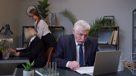 anciano contable leyendo documentos, analizando papeles financieros levantando las manos con sorpresa
