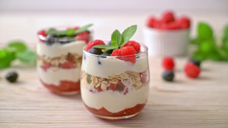 frambuesa y arándano casero con yogur y granola - estilo de comida saludable