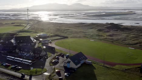 班貝庫拉 (benbecula) 周圍的陸地和海景,特別是黑暗島酒店周圍的地區