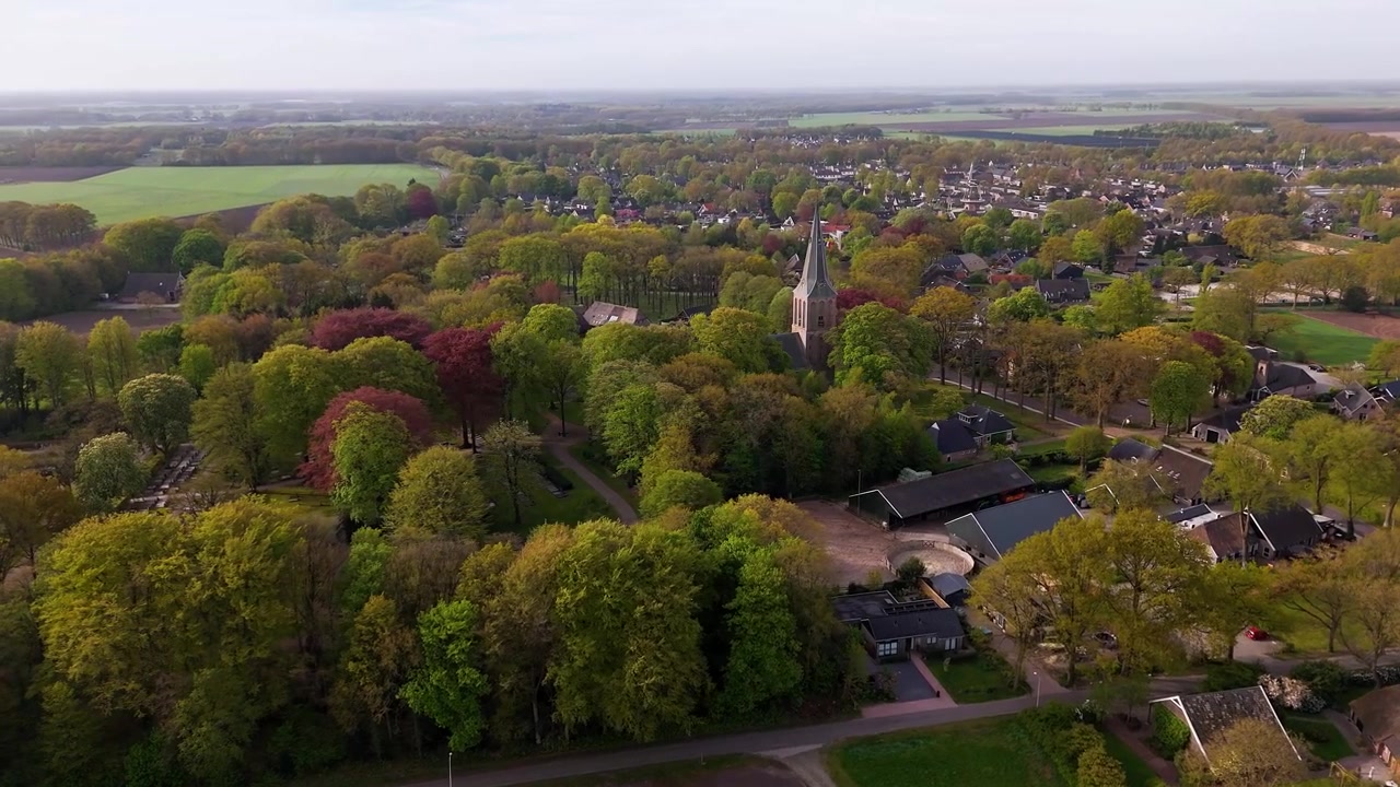 Luftaufnahme: Malerisches niederländisches Dorf, umgeben von üppigem Grün