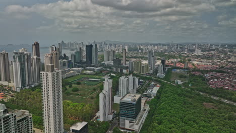 Antena-De-La-Ciudad-De-Panamá-V83-Que-Establece-El-Paso-Elevado-De-La-Costa-Del-Este-Capturando-Filas-De-Edificios-Residenciales-De-Gran-Altura-Frente-Al-Mar-Con-Un-Canal-Estrecho-Que-Conduce-A-La-Bahía---Filmado-Con-El-Cine-Mavic-3---Marzo-De-2022