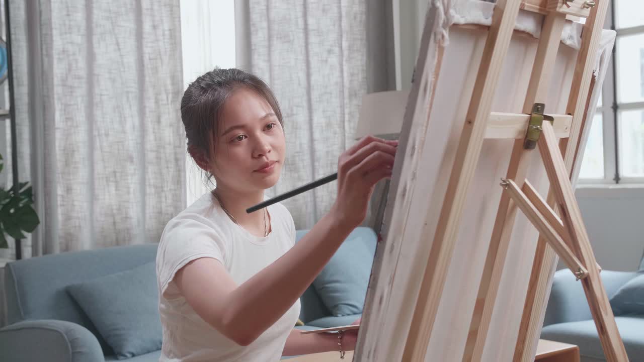 집에서 그림 그리는 여자