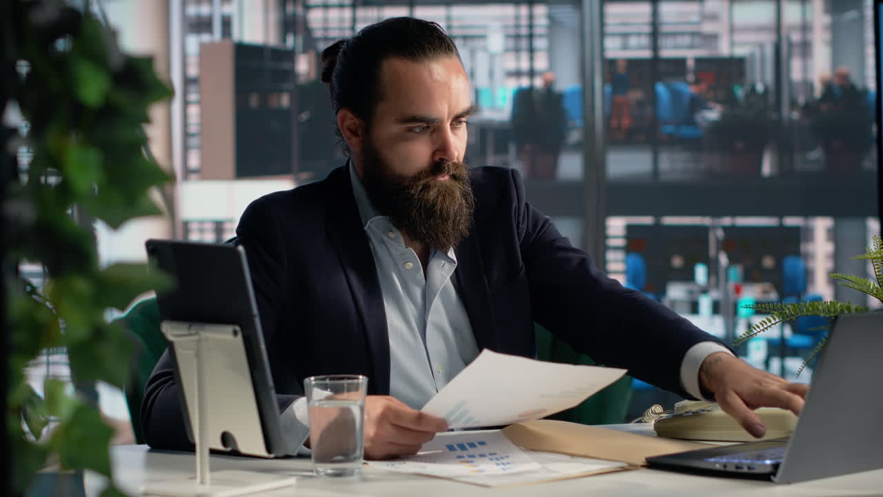 Profesyonel bir erkek, karar verme süreçleri için performans verilerini ve KPI ölçümlerini analiz ediyor.