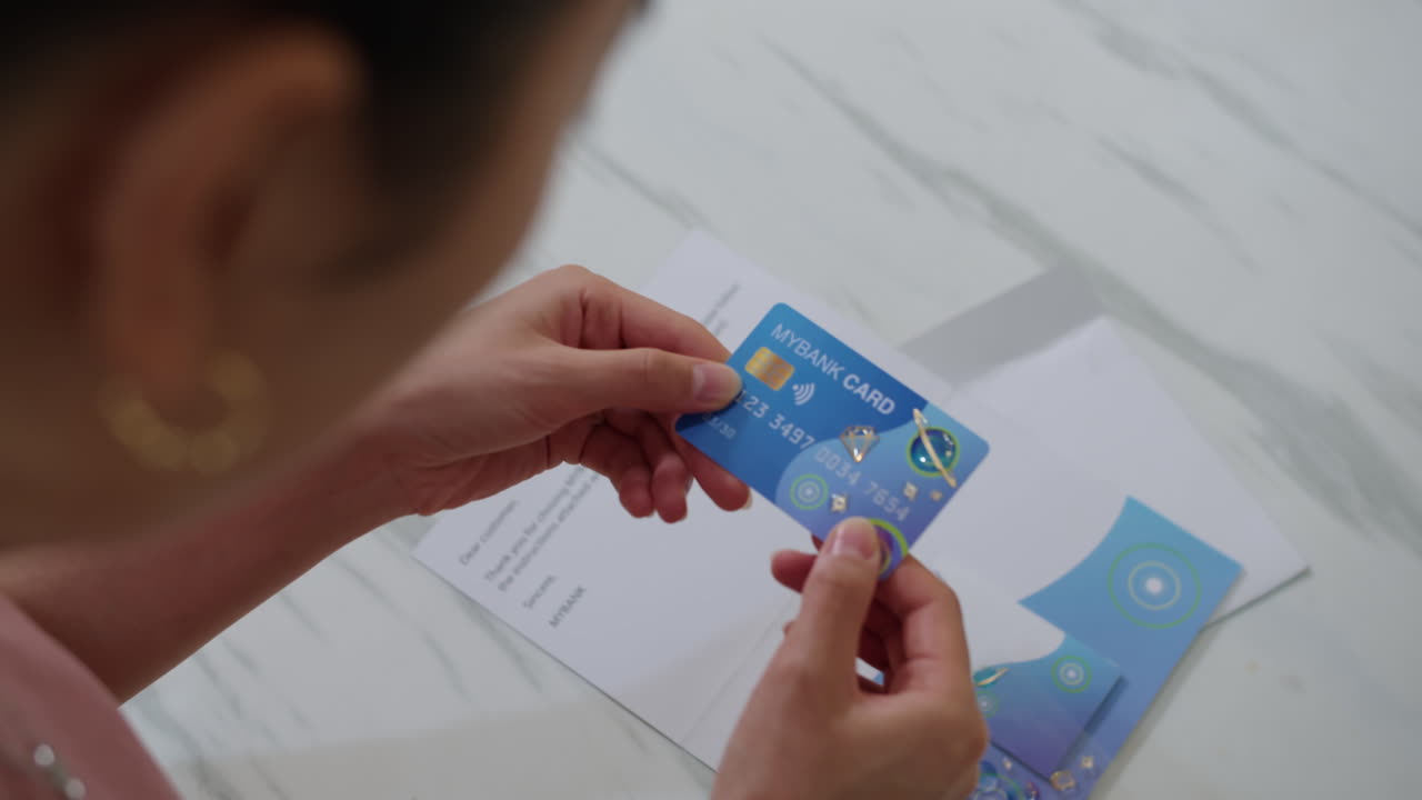 Donna che mette degli sticker sulla carta di credito