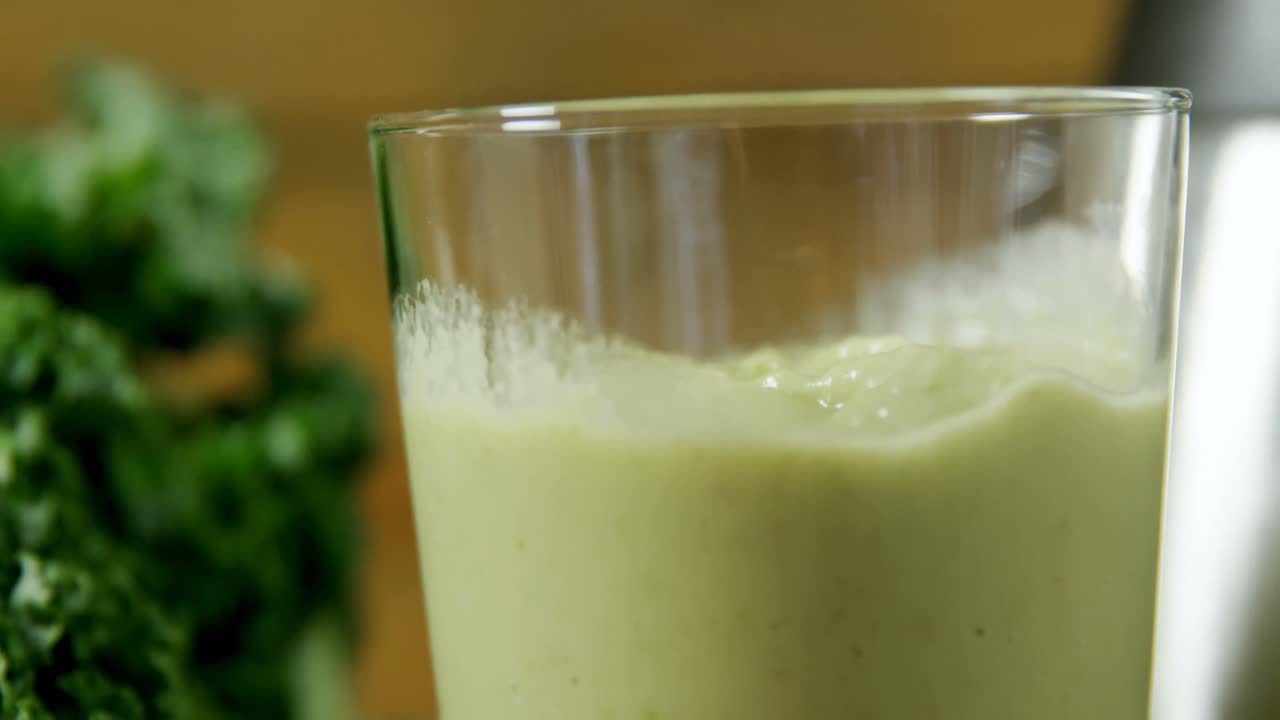 Bicchiere con succo di verdure a foglia 4K