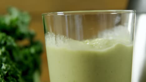 vaso con jugo de verduras de hojas 4k