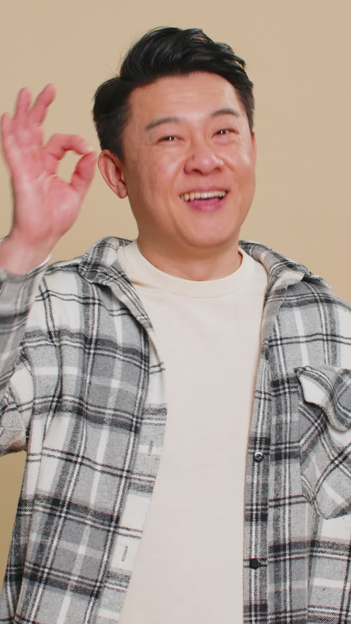 "행복한 아시아 남자가 ""좋아""라는 제스처를 보여주고, 긍정적인 피드백을 표시하고, 승리를 축하하고, 아이디어를 승인합니다."