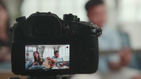 family vlog: daughter and father singing and playing guitar