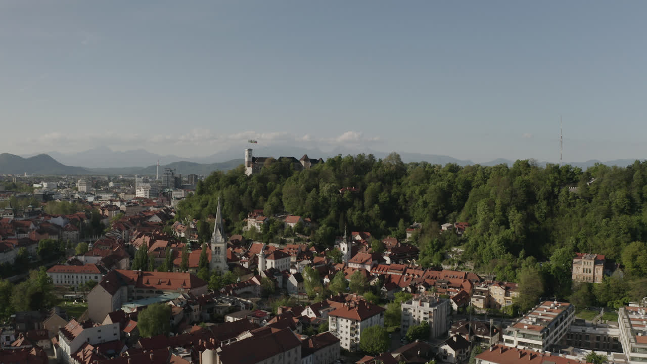 disparo de dron de lituania en 4k del castillo