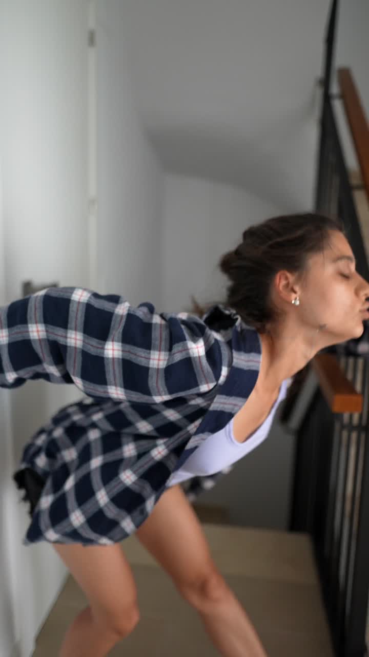 mujer con camisa a cuadros
